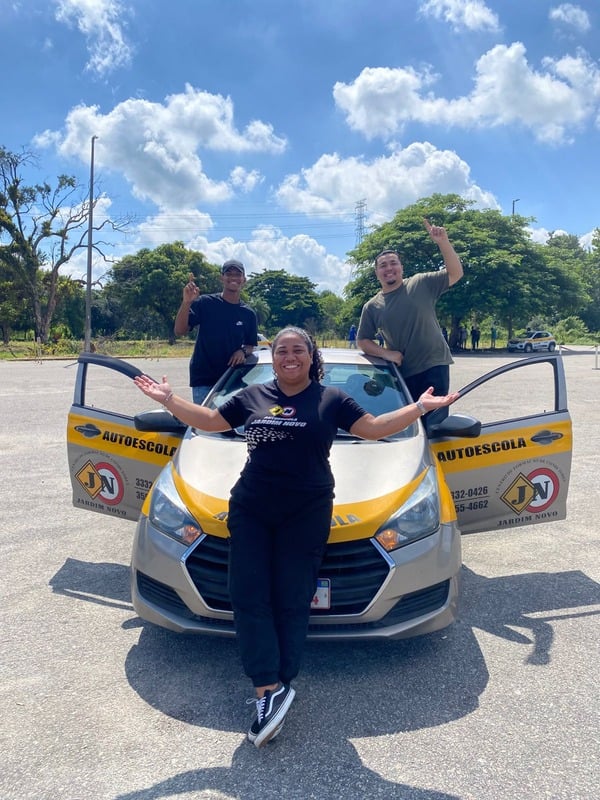 Aluna ao lado do carro da Autoescola Jardim Novo